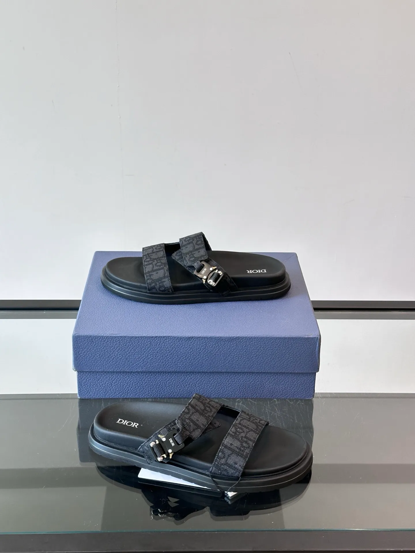 Factory price: 300💰Dior Aqua men's sandals and slippers. Showcasing Dior haute couture design. The Dior gray suede strap is accented with an aluminum Dior buckle for added style. Paired with a comfortable tonal notch sole, they pair easily with shorts or jeans for a sophisticated look. Main body: suede cow leather, technical fabric lining: cow leather, with adjustable straps, aluminum Dior buckle, Dior gray EVA insole, tonal notch rubber outsole splicing structure👌👌 size: 38-44 (45.46 customized)